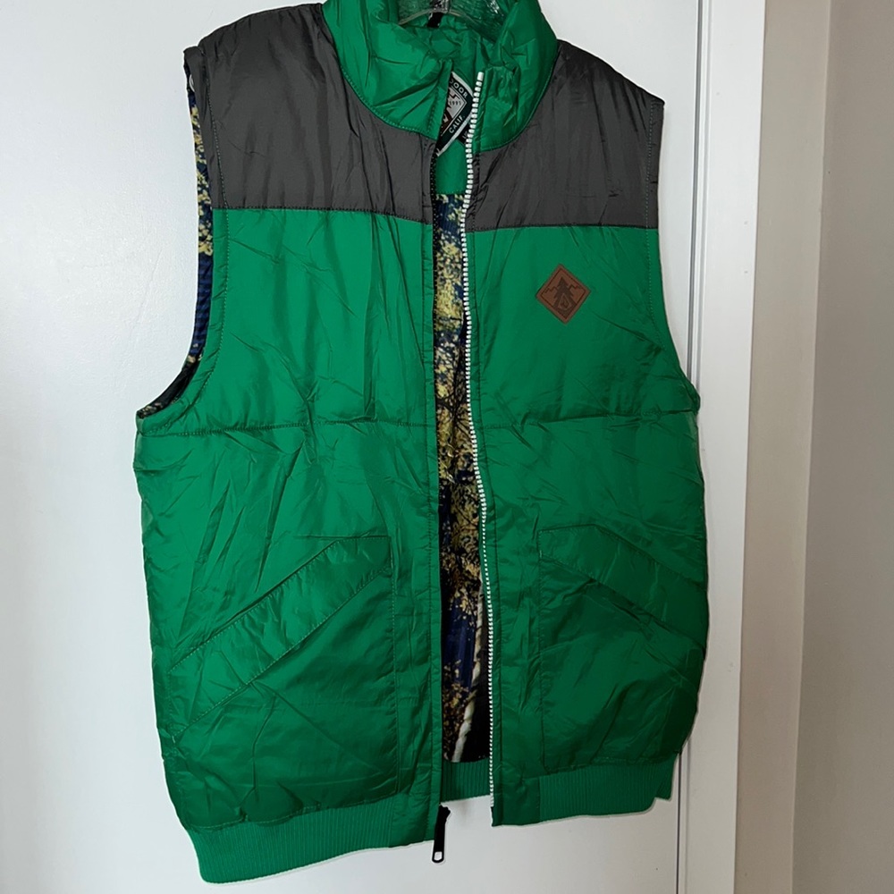 Men’s Volcom vest. New without tags! size L
